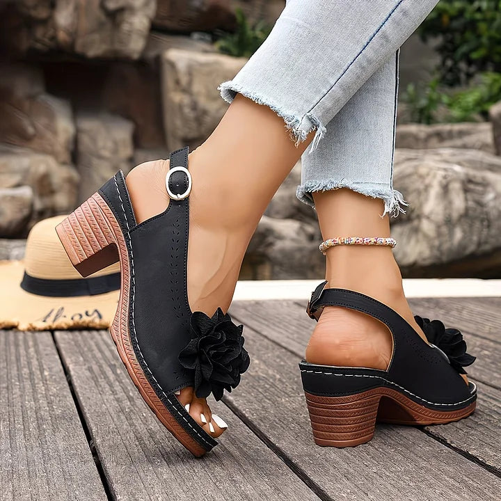 Florevia – Sandalen mit floralem Detail und stabilem Absatz