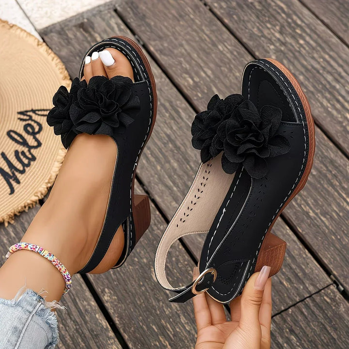 Florevia – Sandalen mit floralem Detail und stabilem Absatz