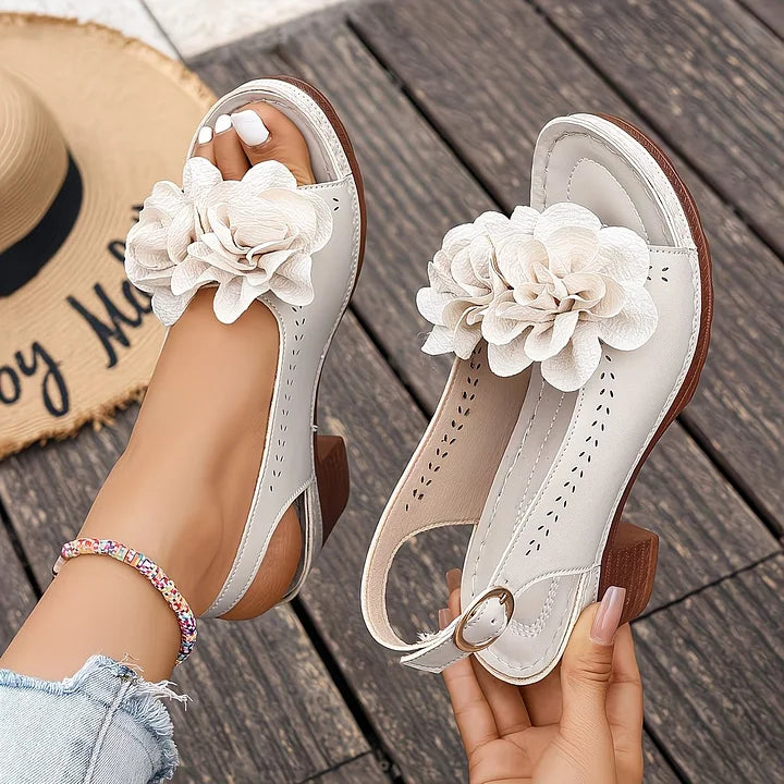 Florevia – Sandalen mit floralem Detail und stabilem Absatz