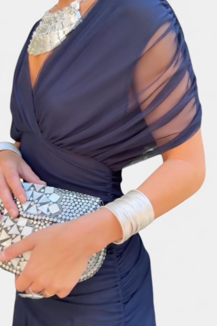 Velmira – Fließendes Kleid mit eleganter Taille und raffiniertem Ausschnitt