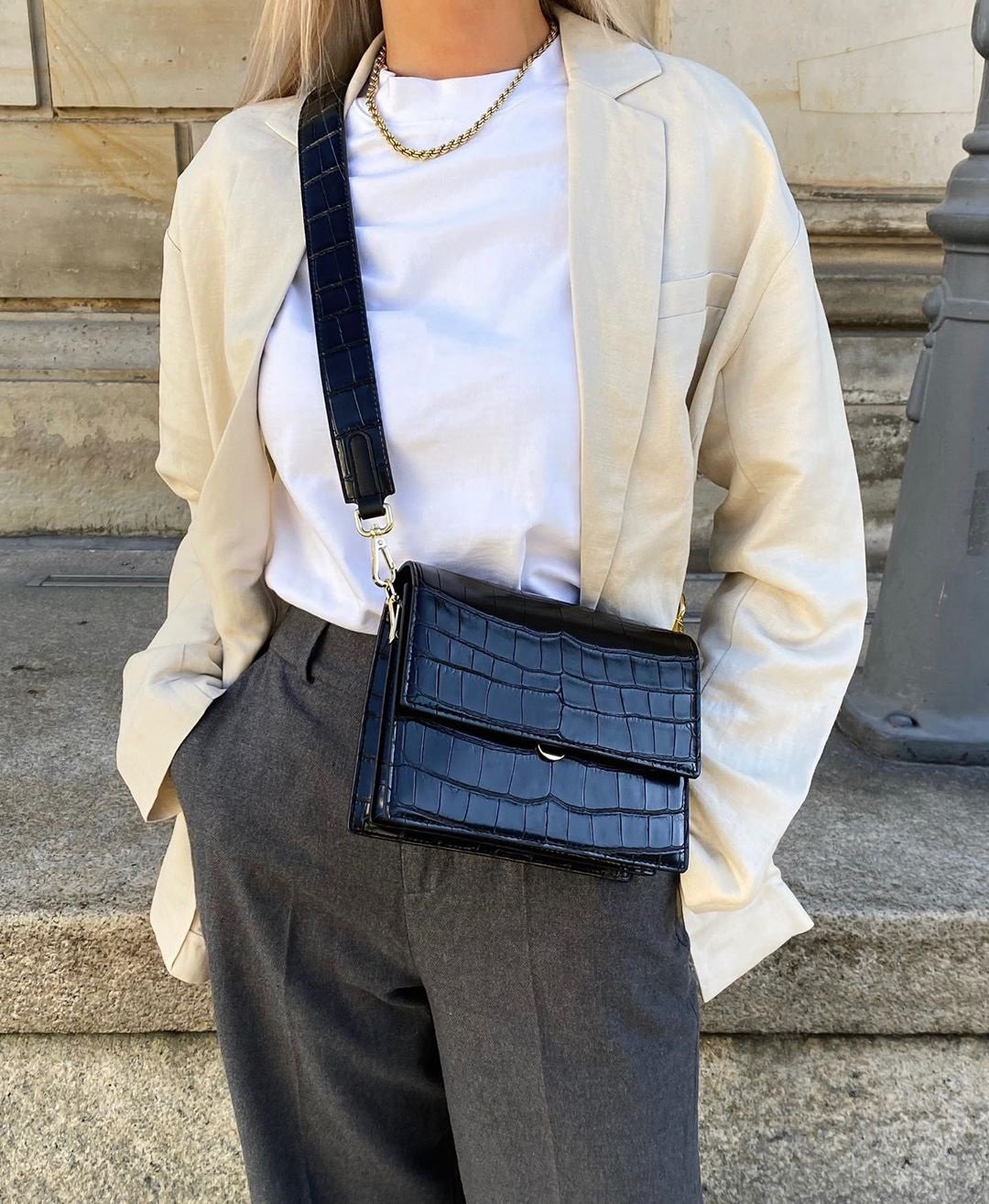 Noctyra – Schultertasche mit edler Kroko-Prägung